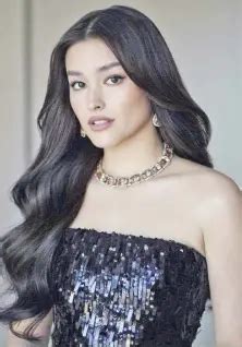 Liza Soberano slays at debut appearance in Hollywood awards .
